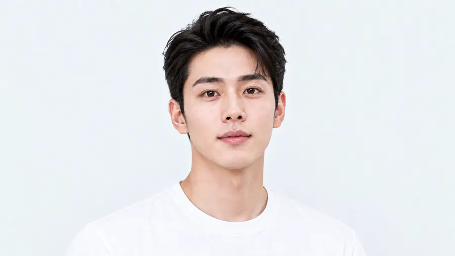 볼과 인중, 앞턱, 턱라인, 목 위의 수염 제모 범위를 안내하는 남성 모델